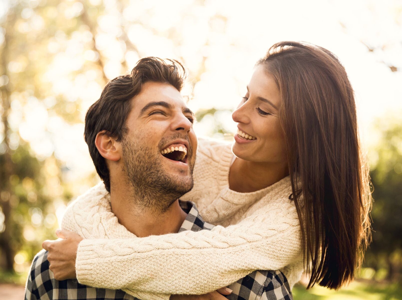 mann-frau-lachen-natur